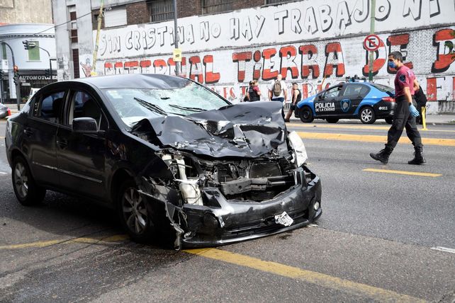 Murió una joven que iba en moto cuando fue impactada por un auto que pasó en rojo