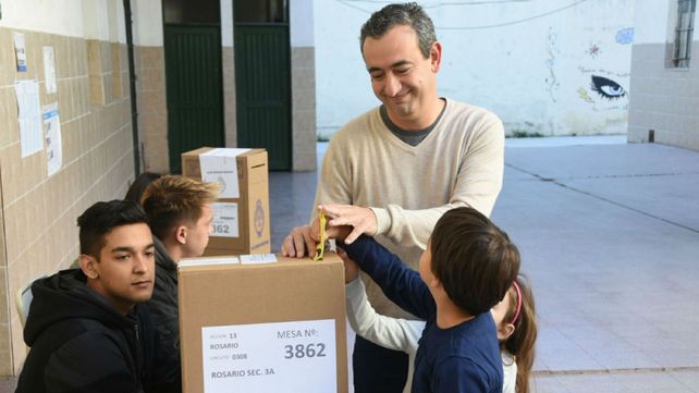 Javkin fue a votar junto a sus hijos