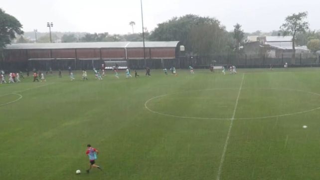 Los jugadores de Leones FC y Cañuelas dejan la cancha a raíz de la tormenta eléctrica que se abatía sobre Arroyo Seco. Fue a los 15 minutos del primer tiempo.