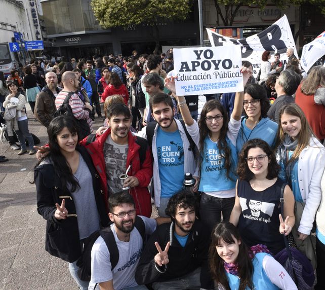 en la plaza. Una masiva concentración en San Luis y San Martín.