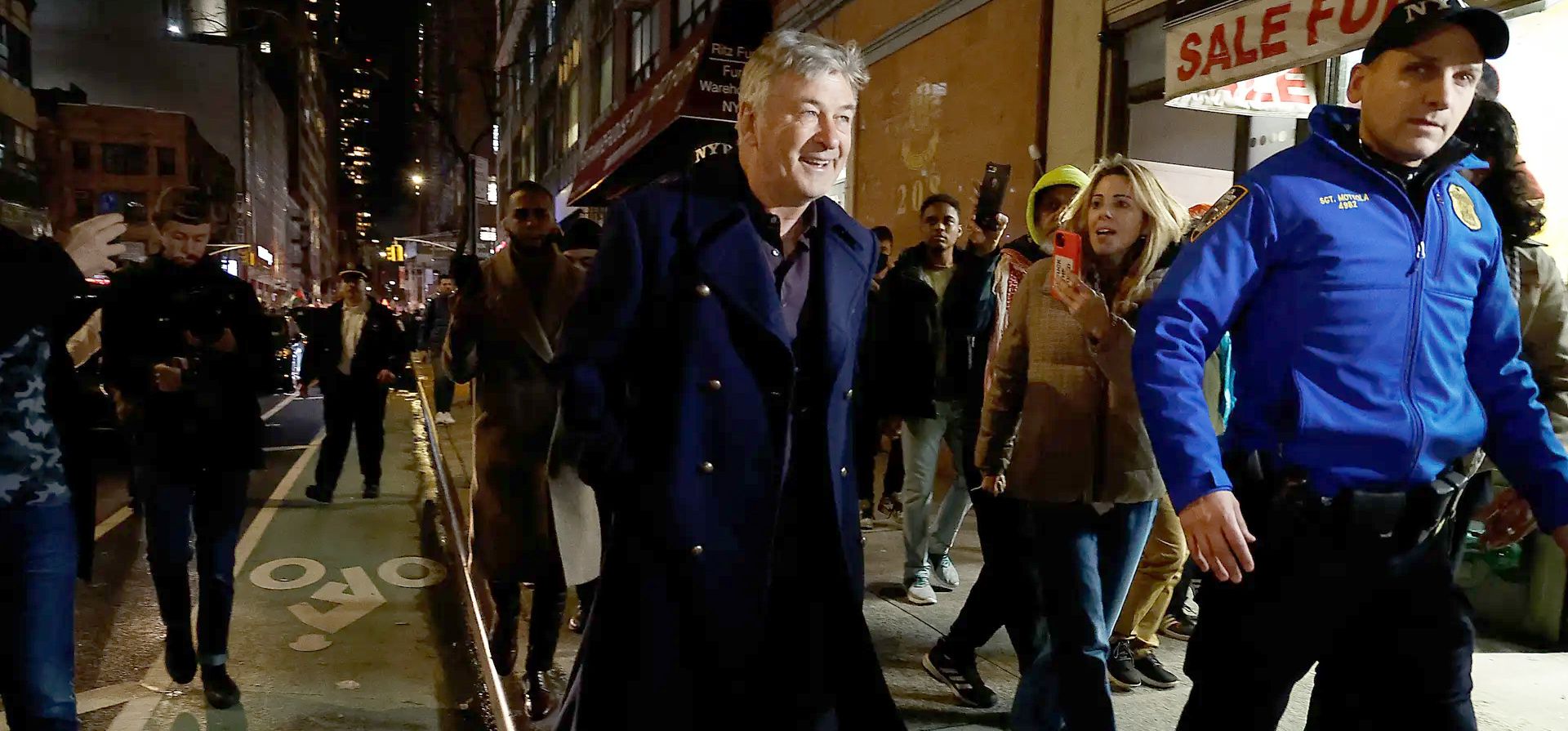 Alec Baldwin es escoltado fuera de una protesta a favor de Palestina por agentes de la policía de Nueva York después de enfrentarse con manifestantes en el centro de Manhattan, Nueva York, Estados Unidos. Fotografía: John Lamparski/GC Images Alec Baldwin es escoltado fuera de una protesta a favor de Palestina por agentes de la policía de Nueva York después de enfrentarse con manifestantes en el centro de Manhattan, Nueva York, Estados Unidos. Fotografía: John Lamparski/GC Images