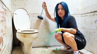 Angie Velasco, la youtuber rosarina de 25 años, se propuso limpiar cinco baños públicos para un video.&nbsp;