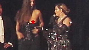 Madonna hizo subir al escenario a una adolescente y le dejó un pecho al desnudo