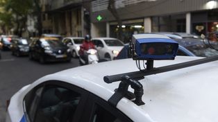 Control a bordo. Un vehículo del municipio recorre las calles registrando las faltas al tránsito que luego van a las actas.