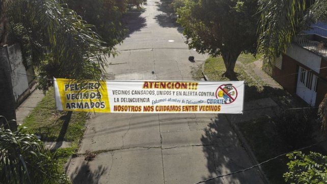 Vecinos de un barrio del macrocentro de la ciudad de Santa Fe colocaron pasacalles dirigidos a los chorros debido a la inseguridad