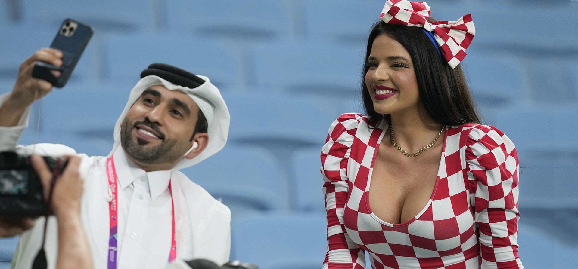 Un joven qatarí hace una selfie con una fan de Croacia antes del partido de fútbol de los octavos de final de la Copa Mundial de la FIFA 2022 entre Japón y Croacia en el estadio Al Janoub en Al Wakrah, Qatar, el 05 de diciembre de 2022. EFE/EPA/