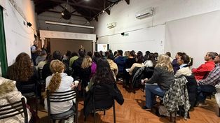 El primer encuentro, con más de 45 emprendedores, abordó estrategias de ventas. Próximas charlas incluirán gestión, bases legales, redes sociales, planificación y uso de IA.