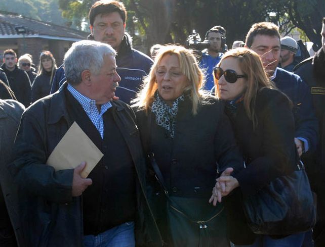 Esta mañana Titi y su mujer saliendo del cementerio de la Chacarita. (Foto:Télam)