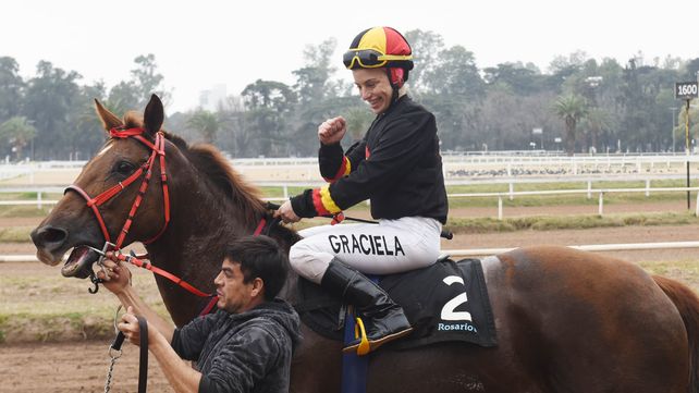 Graciela Calderón festeja la victoria obtenida en la tercer carrera con los colores del Haras Bernagi