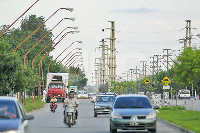 Cerca del cemento, los comercios se reproducen sobre Peñaloza