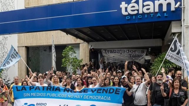Los trabajadores de Télam durante una protesta frente a la sede de la agencia nacional de noticias.&nbsp;