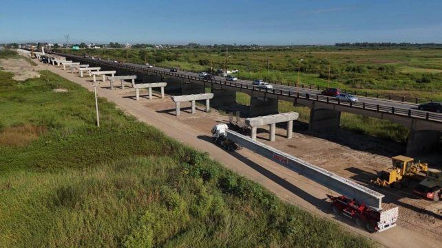 El nuevo Puente Carretero recibió la primera viga fabricada en Santa Fe: informan que la obra tiene un 35% de ejecución