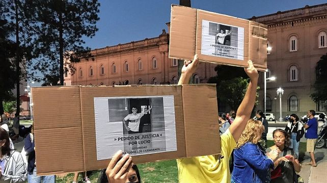 Masiva concentración por Lucio Belfiori en Plaza 25 de Mayo para pedir justicia&nbsp;