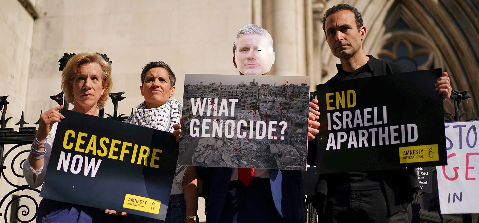 Manifestantes se congregan frente a los Tribunales Reales de Justicia de Londres, donde la organización palestina de derechos humanos Al-Haq emprende acciones legales contra el Departamento de Comercio y Negocios por varias decisiones, el martes 13 de mayo de 2025. (Ben Whitley/PA vía AP) Manifestantes se congregan frente a los Tribunales Reales de Justicia de Londres, donde la organización palestina de derechos humanos Al-Haq emprende acciones legales contra el Departamento de Comercio y Negocios por varias decisiones, el martes 13 de mayo de 2025. (Ben Whitley/PA vía AP)