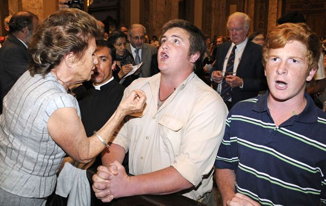 Despropósito. Los alborotadores rezaron a los gritos y no atendieron las reclamaciones de los demás fieles.