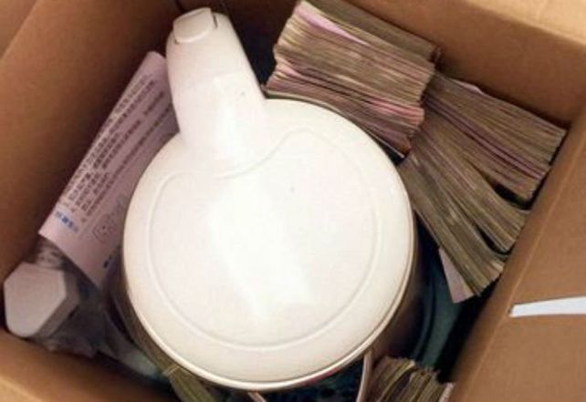 Un comerciante chino intentó coimear a una intendenta con dinero dentro de una pava