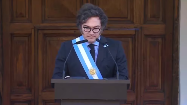 El presidente Javier Milei brindó su discurso en un estrado armado en la puerta del Cabildo de Córdoba.