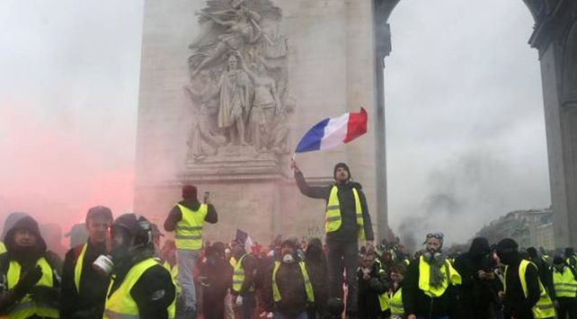 Tensión en París mientras Macron está en Argentina: incendios, detenidos y heridos