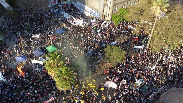 Una multitud de santafesinos se movilizó en defensa de la educación pública: las imágenes