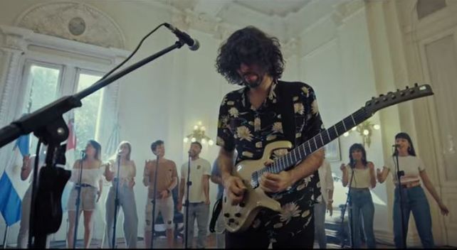 Gonzalo Aloras junto a Yamile Baidón y su orquesta coral.