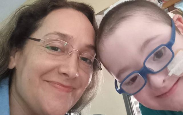 Una docente santafesina lucha por un fallo que le permita cuidar a su hijo con una enfermedad neurodegenerativa severa