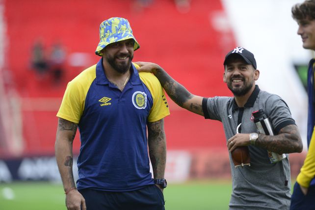 Jorge Broun en la previa del partido ante Douglas Haig con un gorro de Central.