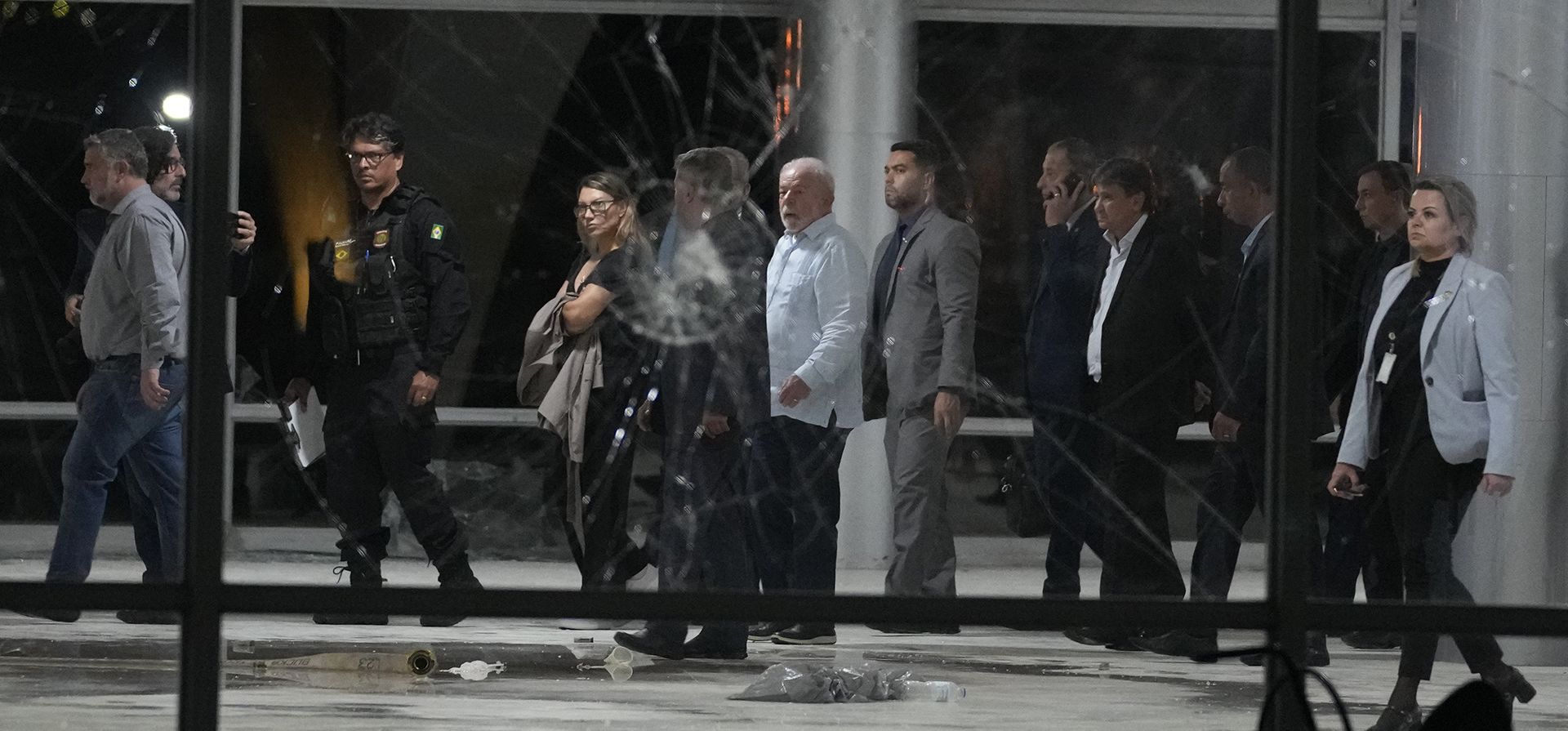 El presidente de Brasil, Luiz Inácio Lula da Silva, centro, inspecciona los daños en el Palacio de Planalto después de que fue asaltado por partidarios del expresidente de Brasil, Jair Bolsonaro, en Brasilia, Brasil, el domingo 8 de enero de 2023. (Foto AP/Eraldo Peres)