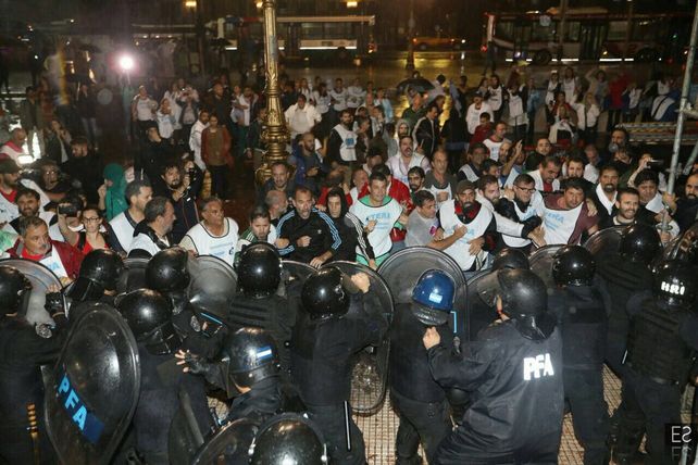 Docentes que querían montar una carpa en Buenos Aires fueron reprimidos por la Policía