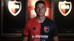 Este martes el defensor argentino llegó a Rosario para realizar la revisión médica, firmó su contrato y ya se puso a disposición del cuerpo técnico de Newells.&nbsp;