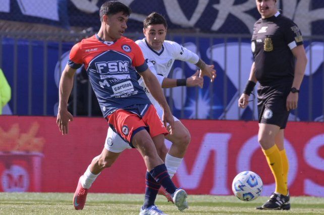El primer tiempo entre Central Córdoba e Independiente Rivadavia fue muy friccionado.