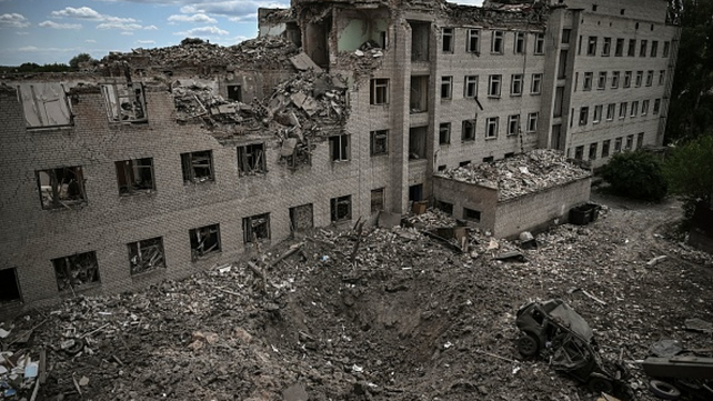 La destrucci&oacute;n de la ciudad ucraniana de Bakhmut por la artiller&iacute;a rusa es pr&aacute;cticamente total. Pero los ucranianos resisten entre las ruinas y Rusia sufre bajas enormes en su intento de tomarla.&nbsp;