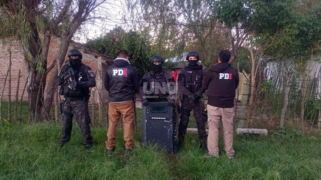 Hubo dos aprehendidos y secuestraron drogas y armas en allanamientos en barrio Los Troncos