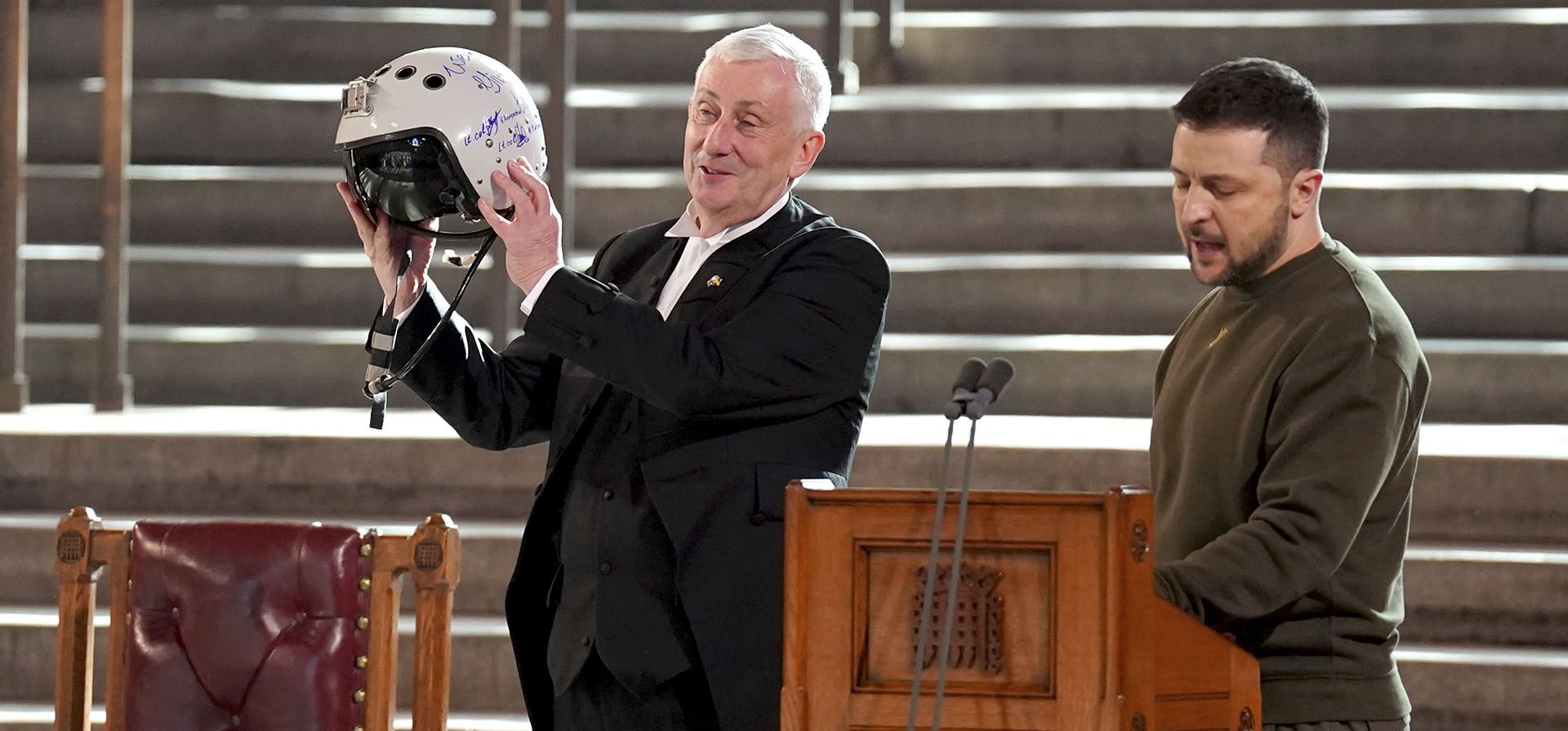 El presidente de la Cámara de los Comunes, Sir Lindsay Hoyle, sostiene el casco de uno de los pilotos ucranianos más exitosos, con la inscripción "Tenemos libertad, danos alas para protegerla", que le fue entregado por el presidente ucraniano. Volodymyr Zelenskyy al dirigirse a los parlamentarios en Westminster Hall, Londres, durante su primera visita al Reino Unido desde la invasión rusa de Ucrania, el miércoles 8 de febrero de 2023. (Stefan Rousseau/foto de grupo vía AP)