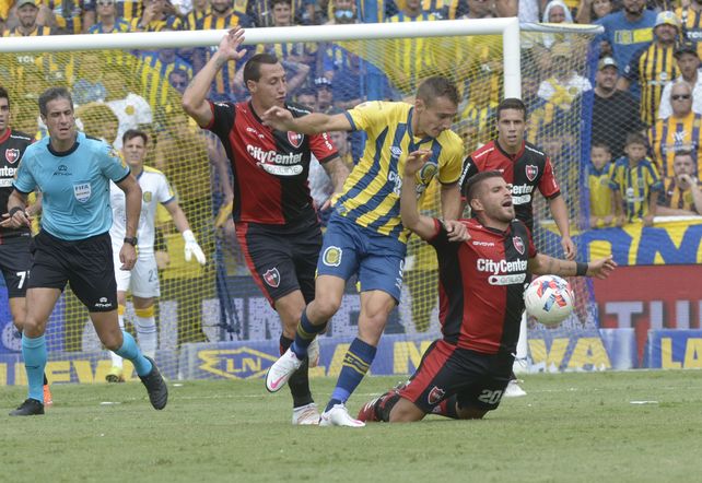 Marco Ruben forcejea con Julián Fernández