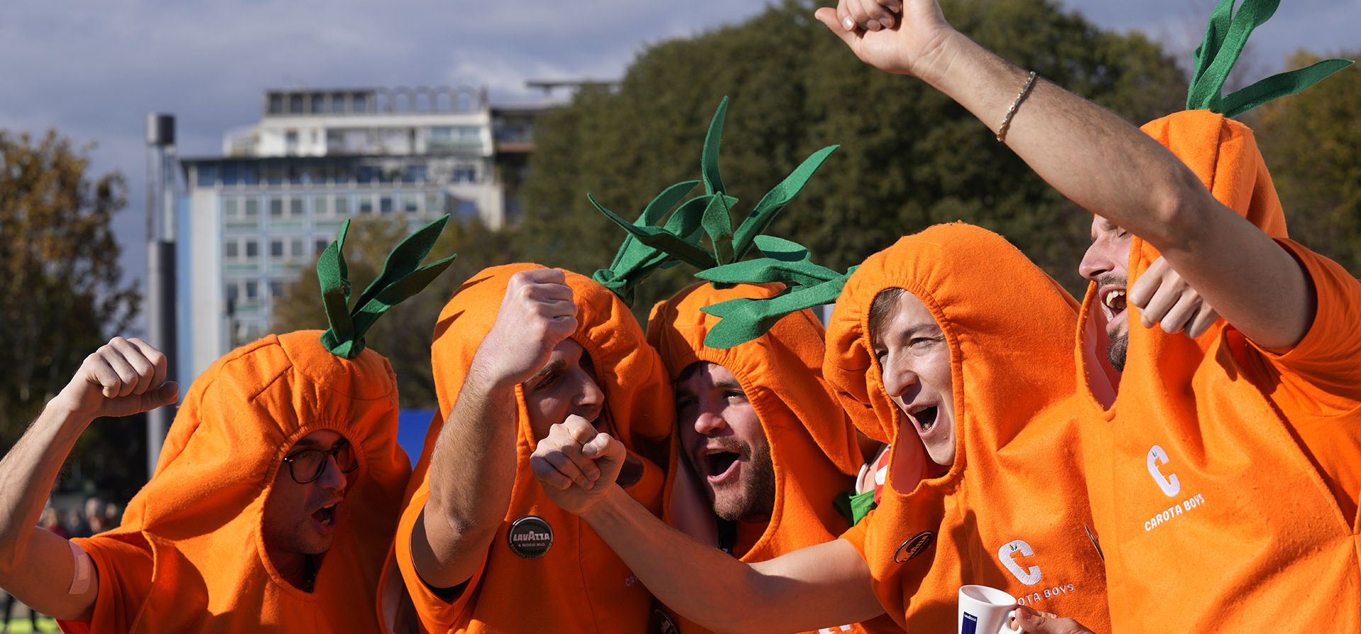 Los seguidores de Jannik Sinner llamados "Carota Boys" animan afuera del Pala Alpitour antes del partido de tenis individual entre el italiano Jannik Sinner y el griego Stefanos Tsitsipas, de las Finales ATP World Tour en el Pala Alpitour, en Turín, Italia, el domingo 12 de noviembre de 2023. (Foto AP/Antonio Calanni) Los seguidores de Jannik Sinner llamados "Carota Boys" animan afuera del Pala Alpitour antes del partido de tenis individual entre el italiano Jannik Sinner y el griego Stefanos Tsitsipas, de las Finales ATP World Tour en el Pala Alpitour, en Turín, Italia, el domingo 12 de noviembre de 2023. (Foto AP/Antonio Calanni)