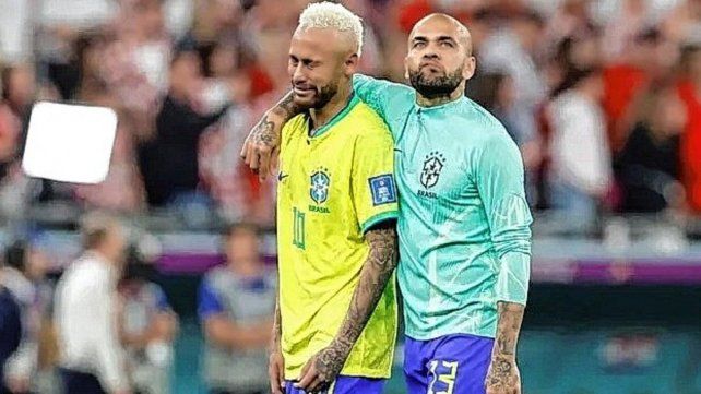 El padre de Dani Alves negó que se hará cargo de la fianza de Dani Alves.