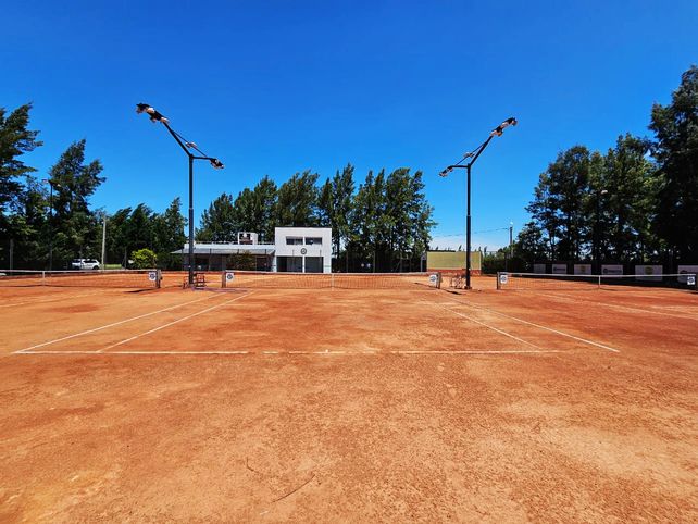Clínica de tenis gratuito en Funes.