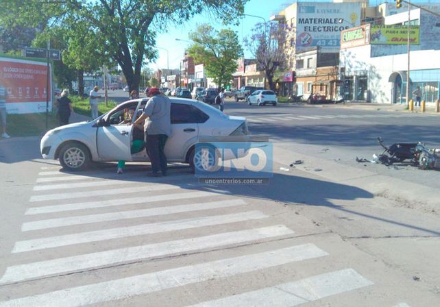 Un motociclista sufrió importantes heridas en la cara al chocar con un auto