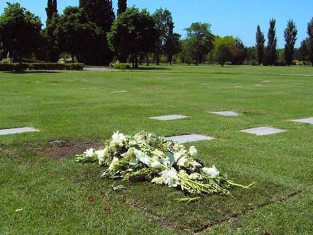 Igual que Videla, Massera está enterrado con otro nombre