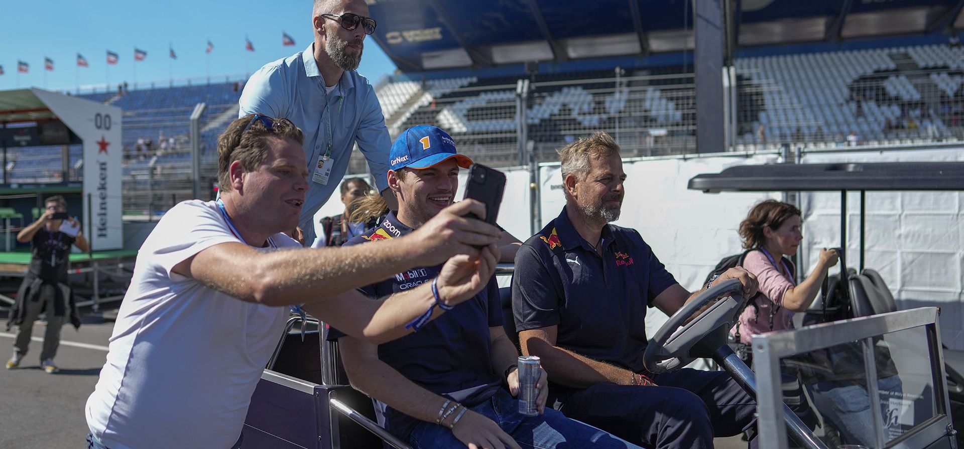 Un aficionado corre para tomar imágenes del piloto de F1 Red Bull Max Verstappen de Holanda que llega para una conferencia de prensa en el circuito de Zandvoort, Holanda, el jueves 1 de septiembre de 2022, antes de la carrera de autos de Fórmula Uno de Holanda del domingo.