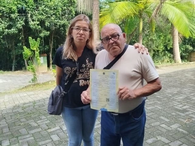 Cintia y José Farías, hermana y papá de Fernando, con el certificado de óbito del joven rosarino.