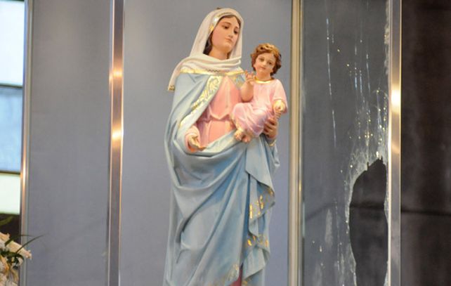La vitrina que contiene a la imagen fue violentada.