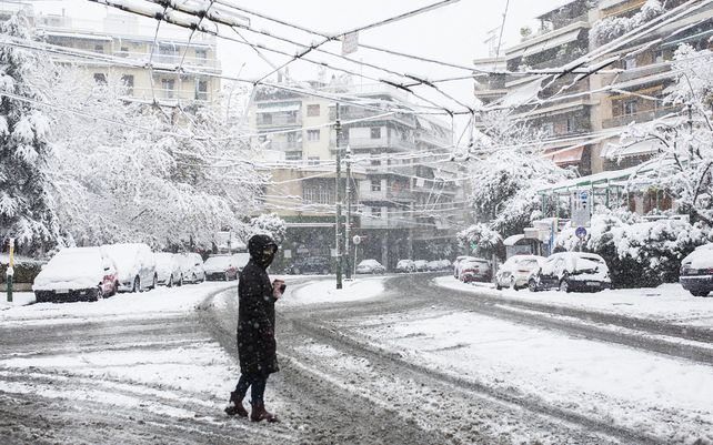 La ola de frío en Grecia cubre de nieve Atenas