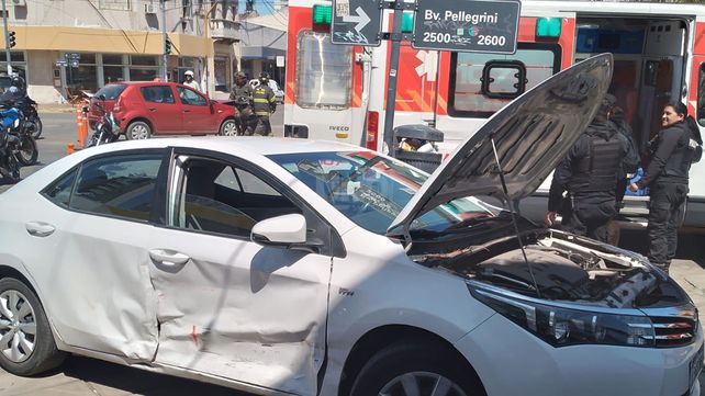 Fuerte accidente en Bulevar Pellegrini: una mujer fue trasladada al hospital Cullen