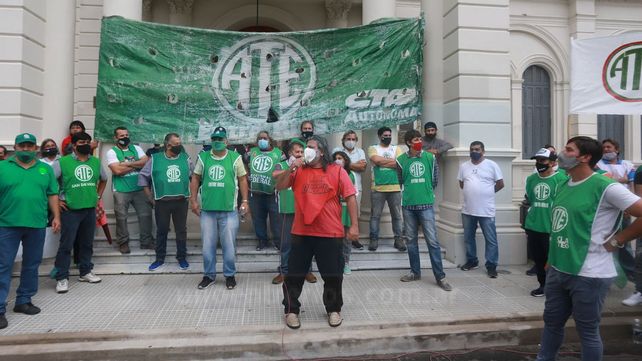 Trabajadores de ATE protestaron frente a la Casa de Giobierno por mejoras salariales