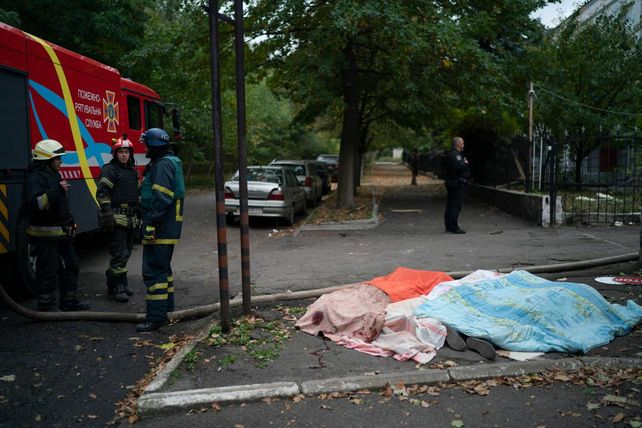 Civiles muertos en una calle de la ciudad de Dnipro, en el centro de Ucrania. Quince ciudades fueron atacadas por los misiles y drones de Moscú. 