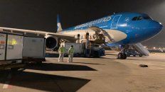 La operación de carga ayer en el aeropuerto de Beijing, que demandó casi cuatro horas. La operación de carga ayer en el aeropuerto de Beijing, que demandó casi cuatro horas.