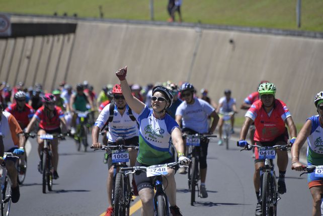 Fotos y videos del multitudinario Cruce del Túnel en bicicleta
