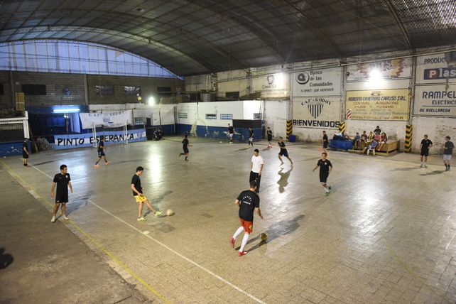 “Pintó Esperanza”. La frase es de una bandera expuesta detrás de un arco de la cancha