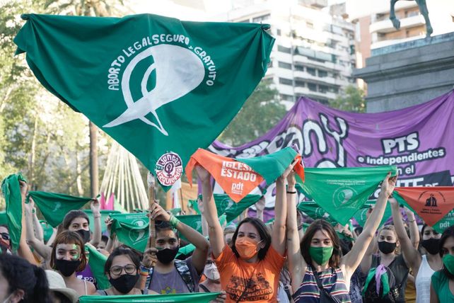 Pañuelazo verde en la plaza San Martín: multitudinaria vigilia en apoyo al aborto legal